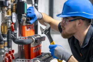 imagem de homem realizando manutenção em motobomba