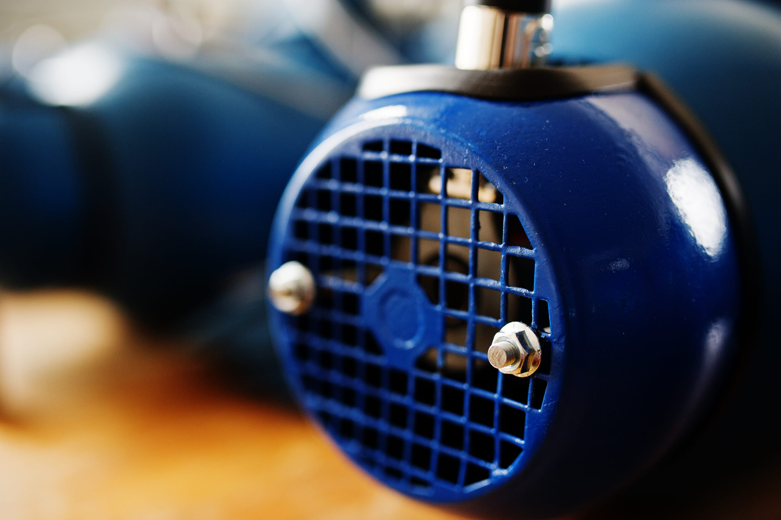 Bomba hidráulica azul utilizada em sistemas residenciais e comerciais.